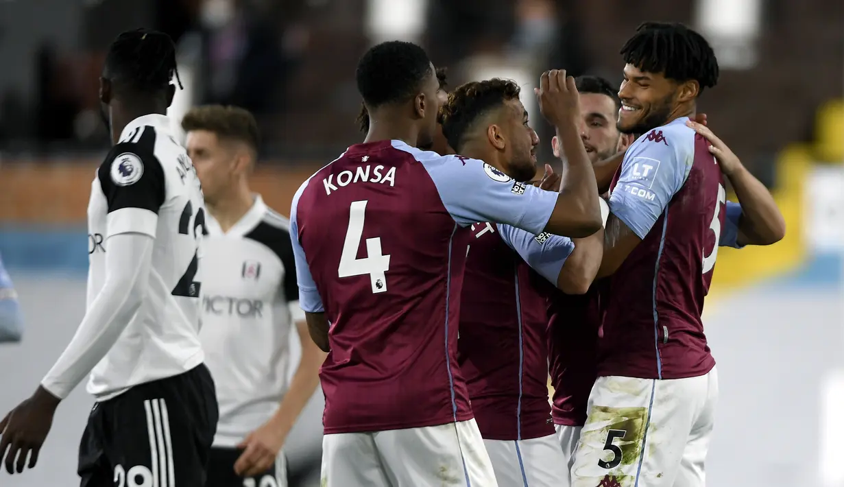 Pemain Aston Villa merayakan gol yang dicetak Tyrone Mings ke gawang Fulham pada laga lanjutan Liga Inggris di Craven Cottage, Selasa (29/9/2020) dini hari WIB. Aston Villa menang 3-0 atas Fulham. (Mike Hewitt/Pool via AP)
