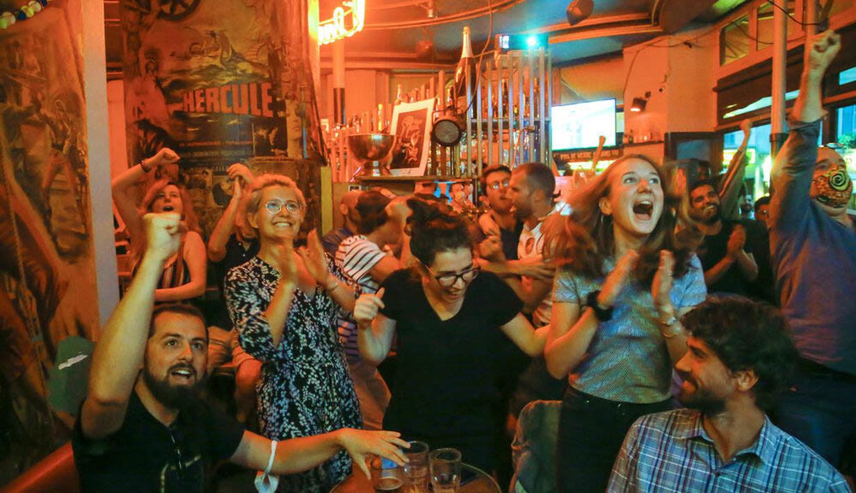 Suporter Paris Saint Germain (PSG) merayakan keberhasilan lolos ke final Liga Champions di Paris, Rabu (19/8/2020). Berkat kemenangan atas RB Leipzig, PSG untuk pertama kalinya berhasil lolos ke final Liga Champions. (AP/Michel Euler)