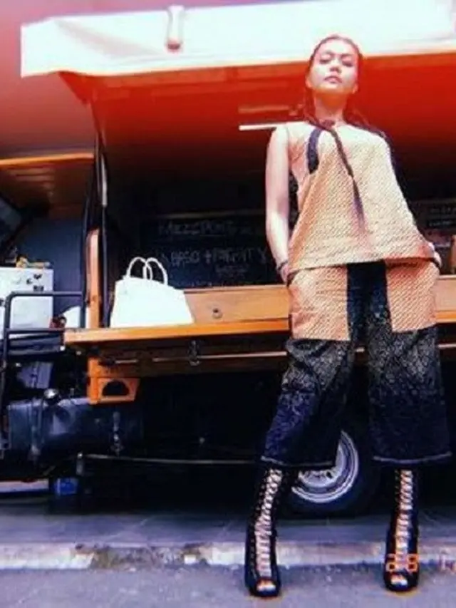 [Bintang] Jauh dari Kesan Seksi, Denada Kerap Tampil Kasual dengan Outfit yang Tertutup