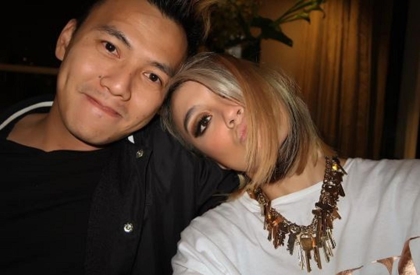 Beda Agnez Mo Saat Bersama Wijaya Saputra dan Chris Brown ...