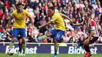 Mesut Ozil melepaskan tembakan pada pertandingan Liga Premier Inggris antara Sunderland dan Arsenal di Stadion of Light di Sunderland,14 September 2013.(AFP/Ian MacNicol)