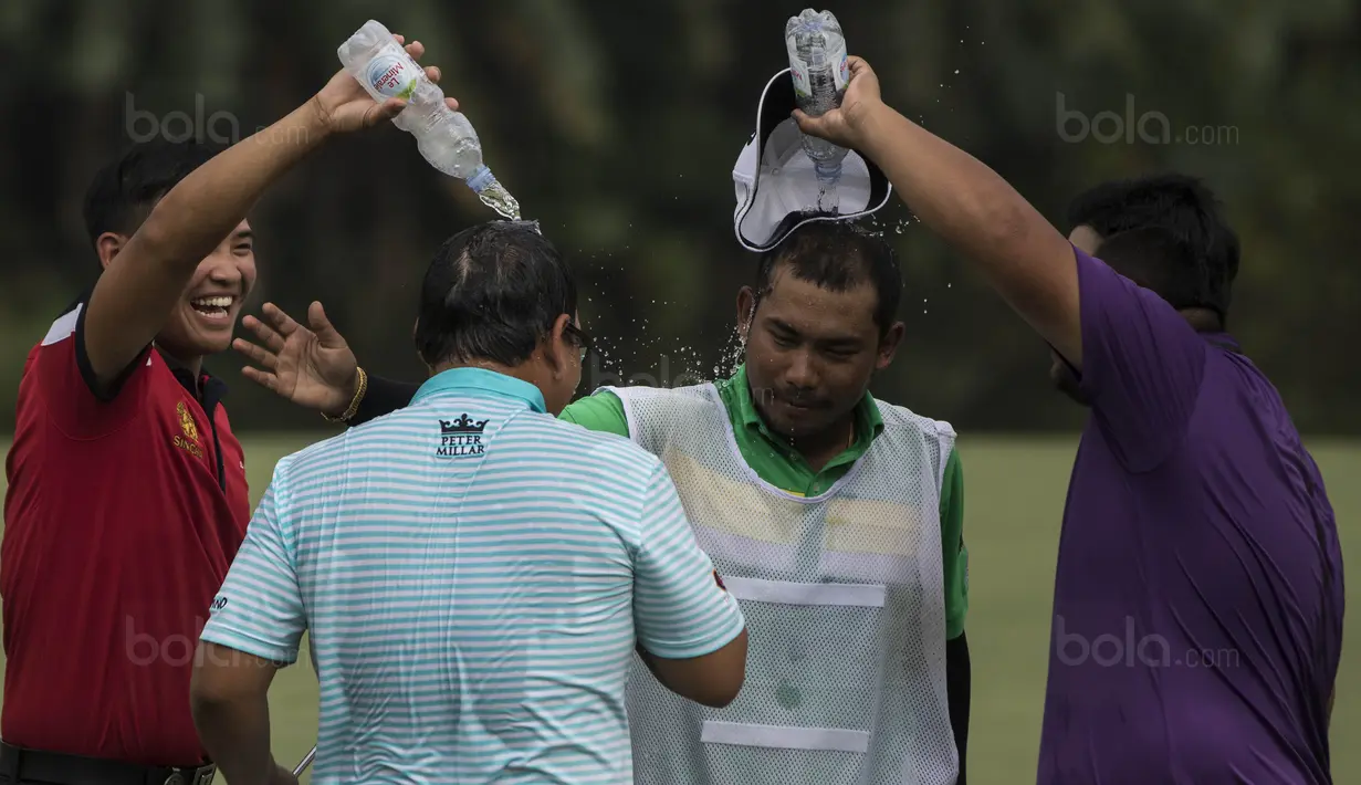 Pegolf Thailand, Panuphol Pittayarat, menjadi juara Golf Indonesia Open di Lapangan Golf Pondok Indah, Jakarta, Minggu (29/10/2017). Dirinya mengumpulkan 265 pukulan atau 23 di bawah par selama empat hari. (Bola.com/Vitalis Yogi Trisna)