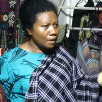 Alfonsa Horeng melestarikan tenun ikat Flores. (Edy Suherli/Bintang.com)