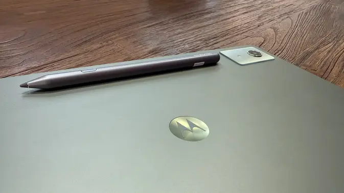 <p>Tampak belakang Motorola Moto Pad 60 Pro lengkap dengan Moto Pen Pro. Oleh Matahari Kartika Purusakara</p>