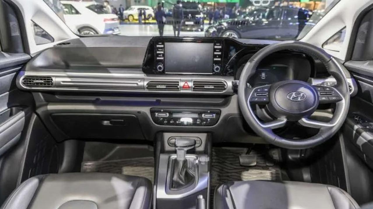 Tampilan interior Hyundai Stargazer Style 6 sama dengan yang ada di pasar Indonesia. Desain dashboard yang panjang memberikan kesan futuristik dan modern yang khas dari Hyundai