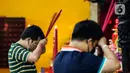 Warga Tionghoa beribadah malam perayaan Tahun Baru Imlek 2573 di Vihara Amurva Bhumi, Jakarta, Senin (31/1/2022). Pengurus Vihara mengatakan Ibadah Imlek pada tahun ini dilakukan pembatasan sampai pukul 20.00 akibat pemberlakuan PPKM level tiga di Jakarta. (Liputan6.com/Johan Tallo)