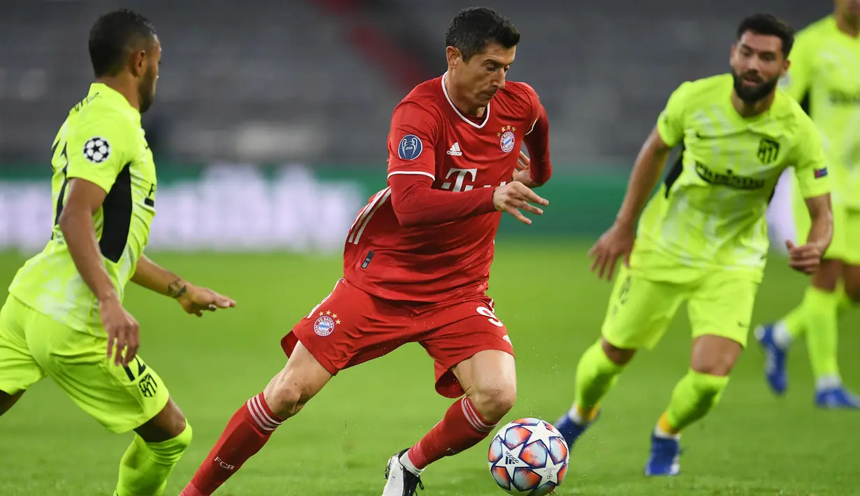 Penyerang Bayern Munchen, Robert Lewandowski, berebut bola dengan bek Atletico Madrid, Renan Lodi, pada laga Grup A Liga Champions 2020/2021 di Allianz Arena, Kamis (22/10/2020) dini hari WIB. Bayern Munchen menang 4-0 atas Atletico Madrid. (AFP/Andreas Gebert/pool)