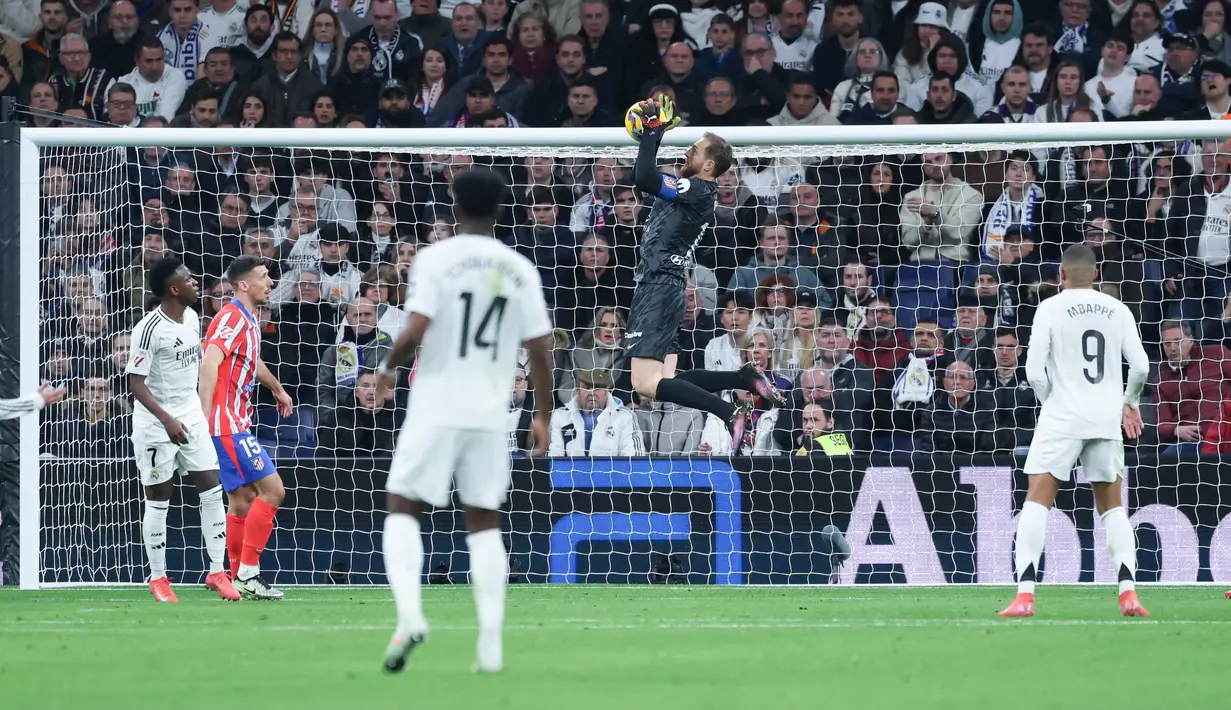 Real Madrid sebenarnya menciptakan banyak peluang. Namun, mereka tak sanggup memenangi Derby Madrid. Salah satu penyebabnya adalah ketangguhan kiper Atletico Madrid, Jan Oblak. (AFP/Thomas Coex)