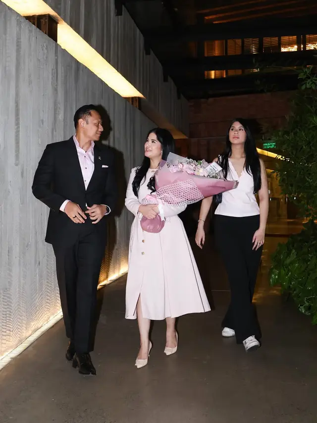 Gaya Annisa Yudhoyono dan AHY saat Rayakan Hari Pernikahan/Instagram @agusyudhoyono