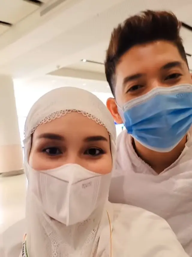 6 Potret Ayu Ting Ting Berangkat Umrah, Penampilannya Pakai Hijab Curi Perhatian