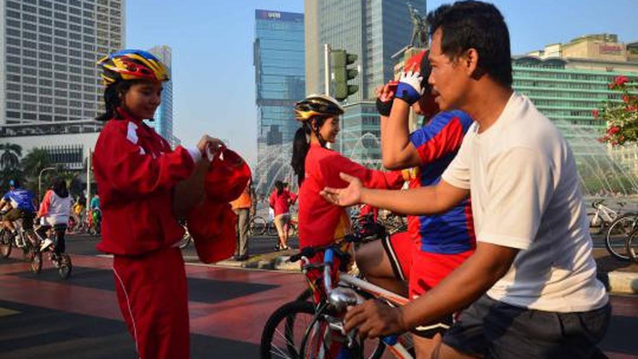 Atlet Jakarta bagikan pin dan topi PON 