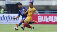Gelandang Persib, Eka Ramdhani (kiri) berebut bola dengan pemain Sriwijaya FC, Yu Hyunk Doo pada laga pembuka Piala Presiden 2018 di Stadion GBLA, Bandung, Selasa (16/1). Persib unggul 1-0. (Liputan6.com/Helmi Fithriansyah)