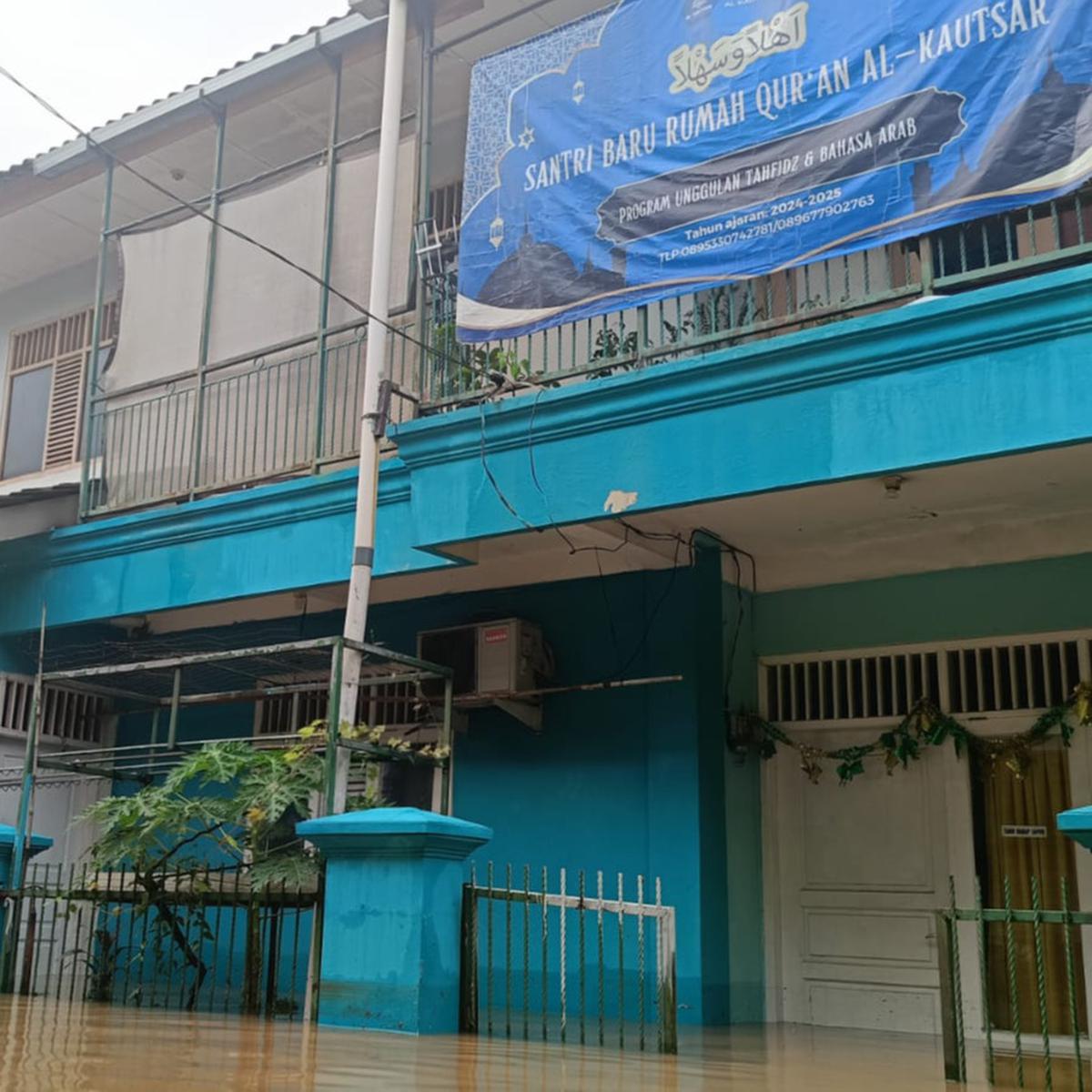 Ponpes di Bekasi Banjir Setinggi Dada Orang Dewasa