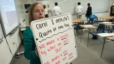 Guru matematika Worcester Prep Linda Bragg menunjukkan papan tulis anti peluru Hardwire di kelas di Berlin, Maryland, (1/3). Papan tulis yang terbuat dari serat polietilen telah dipasang di semua kelas Worcester Preparatory. (AFP PHOTO / Nicholas Kamm)