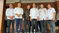 Jokowi bersama perwakilan kelompok relawan usai makan siang di Manado. (Istimewa)