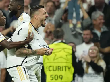 Real Madrid sukses menyingkirkan Bayern Munchen pada leg kedua semifinal Liga Champions 2023/2024 berkat kemenangan 2-1 di Santiago bernabeu Stadium, Madrid, Kamis (9/5/2024) dini hari WIB. Kemenangan dramatis yang mengantarkan tim besutan Carlo Ancelotti melaju ke final untuk menantang Borussia Dortmund ini diraih setelah sempat tertinggal lebih dahulu melalui gol Alphonso Davies pada menit ke-68. Dua gol kemenangan Real Madrid dicetak lewat pemain pengganti, Joselu pada menit ke-88 dan saat injury time memasuki menit pertama. Secara agregat, Real Madrid unggul 4-3 setelah pada laga leg pertama bermain imbang 2-2 di markas Bayern Munchen. (AP Photo/Jose Breton)