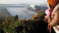 Pendaki di Gunung Pananjakan, dekat Gunung Bromo. (Dok: @milda_makeup https://www.instagram.com/p/BWwNMoPBH01/?igsh=MTl0MTExbnc5czIzcg==)