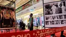 Pengunjung melihat Pameran Foto Potret 7 Presiden RI dengan tema "7 Citizen No.1" di Mall Neo Soho, Jakarta, Selasa (22/11/2022). Pameran ini berlangsung dari tanggal 20 November 2022 sampai 3 Desember 2022. (Liputan6.com/Johan Tallo)