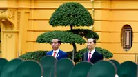 Presiden Joko Widodo dan Presiden Vietnam Tran Dai Quang mengikuti upacara penyambutan di Istana Presiden di Hanoi, Vietnam (11/9). Jokowi dijadwalkan hadir dalam World Economic Forum (WEF) on ASEAN di NCC, Hanoi. (AP Photo/Nhac Nguyen)