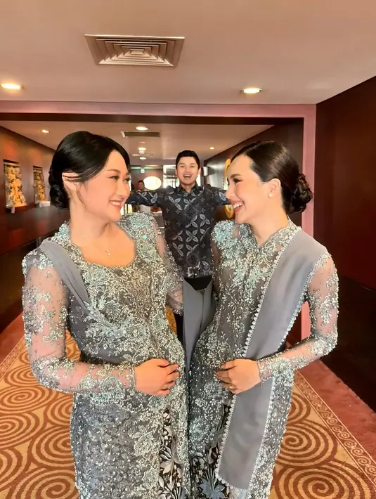 Gaya klasik dengan sentuhan modern yang ia hadirkan menjadi inspirasi bagi banyak perempuan Indonesia dalam memilih busana formal yang tetap stylish dan berkelas. [@bebytsabina].