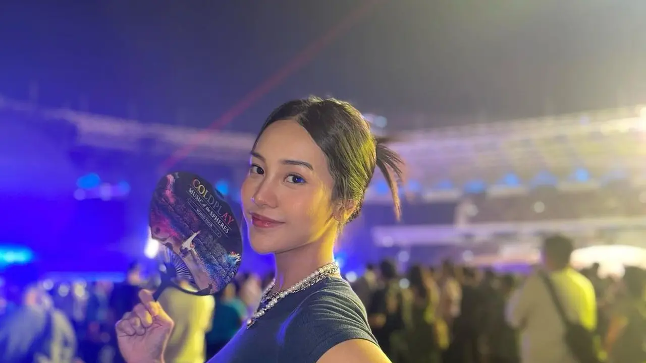 Gaya makeup artis nonton konser Coldplay Jakarta