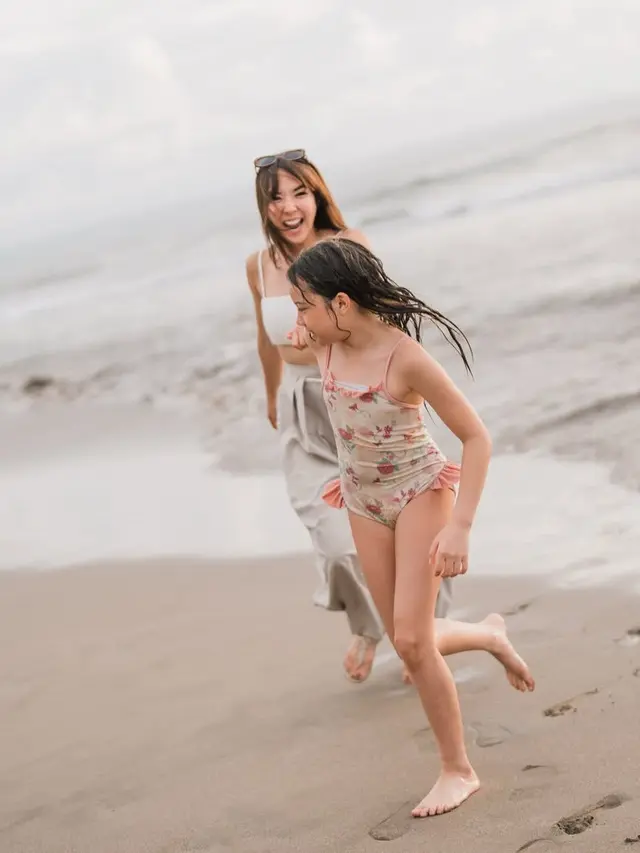 Gisella Anastasia dan Gempita saat bermain di pantai Bali. [@gisel_la]