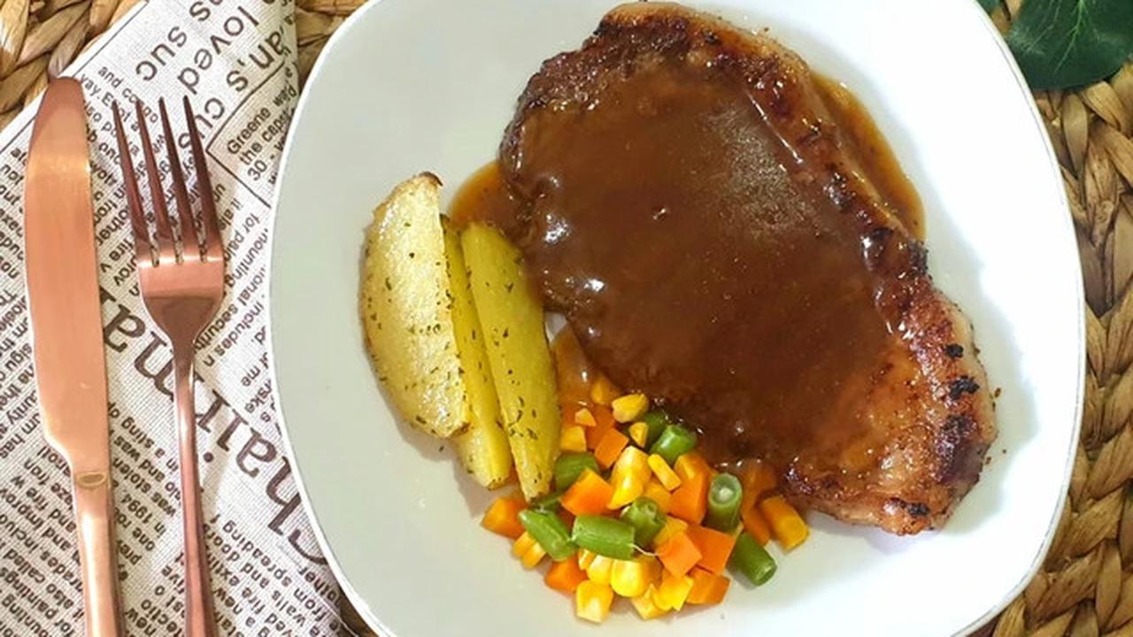 Ilustrasi Steak Daging Kurban dengan Saus Kental