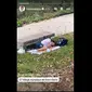 Thomas Ceccon, perenang Italia di Olimpiade Paris 2024 terekam tidur di taman. (dok. Instagram Story @huseinalireza)