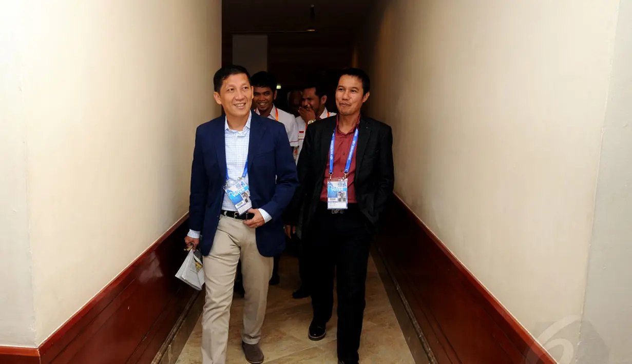 Presiden Persija Jakarta, Ferry Paulus (kiri) bersiap masuk ke dalam ruang Kongres Tahunan PSSI di Hotel Borobudur, Jakarta (4/1/2015). (Liputan6.com/Helmi Fithriansyah)