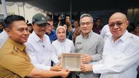 Menteri Sosial Saifullah Yusuf (Gus Ipul) melepas secara resmi kontainer ekspor produk kerajinan karya Keluarga Penerima Manfaat (KPM) ke Amerika Serikat. Foto: Biro Humas Kemensos