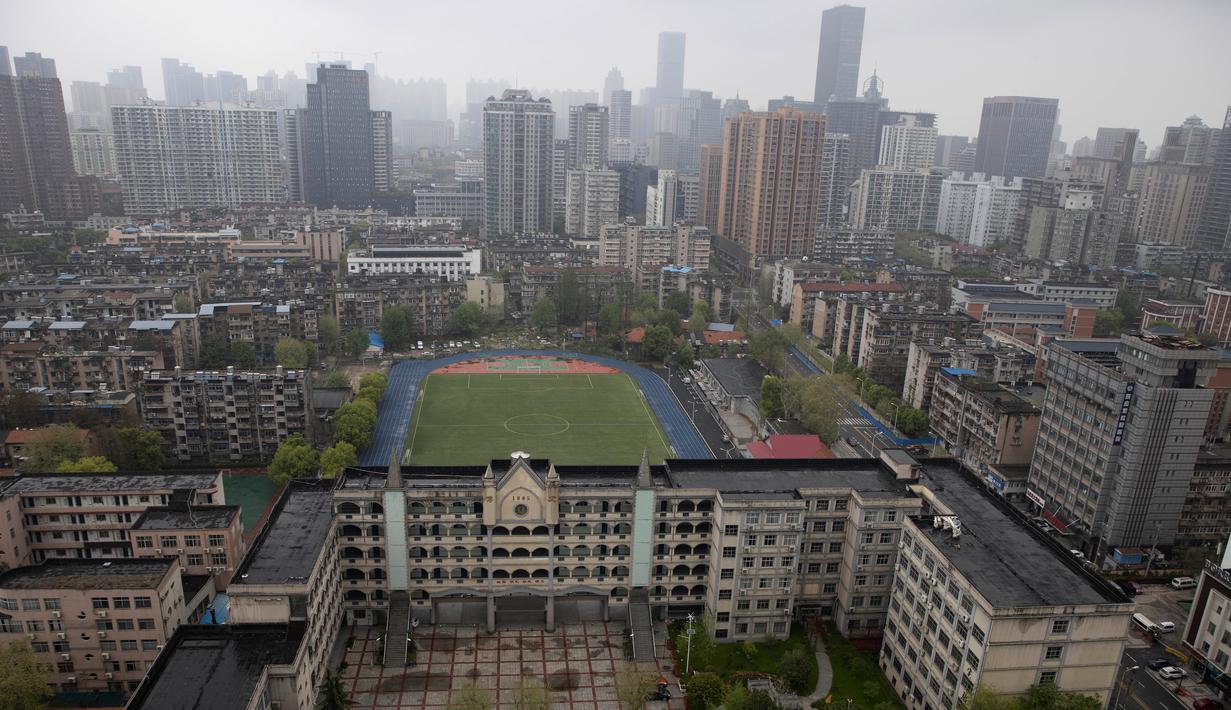 Pemandangan Kota Wuhan diambil dari sebuah hotel karantina di provinsi Hubei, China tengah (30/2/2020). Lockdown di Kota Wuhan, China, tempat wabah pandemik virus corona berasal, berakhir pada 8 April. (AP Photo/Olivia Zhang)