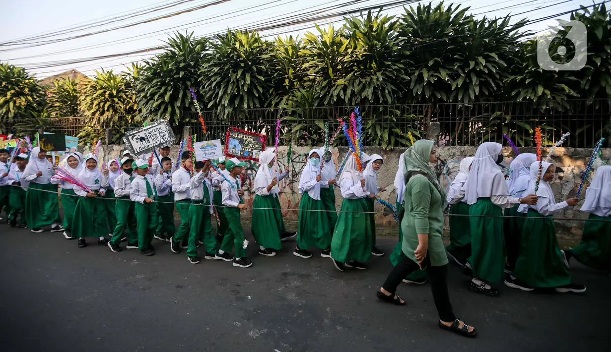Para guru mendampingi anak-anak agar mereka tetap aman. (Liputan6.com/Faizal Fanani)