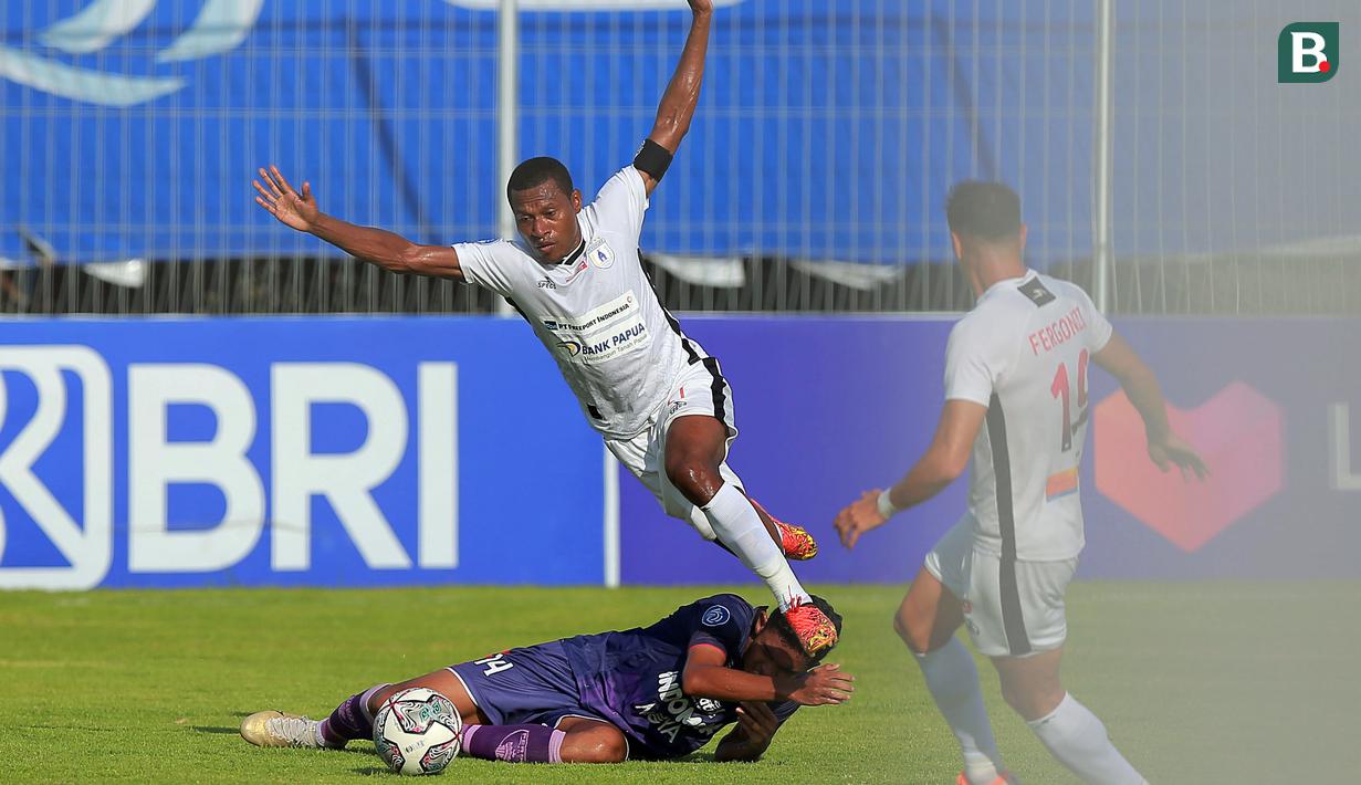 Sebenarnya, hingga pertandingan memasuki menit ke-80, Persipura masih aman dari degradasi. (Bola.com/M Iqbal Ichsan)