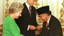 Wakil Presiden BJ Habibie (kanan) disambut Ratu Elizabeth II saat menghadiri makan malam pada hari kedua Asia-Europe Meeting (ASEM) di Istana Buckingham, Inggirs, 3 April 1998.  (Eval Jonathan/Pool/AFP)