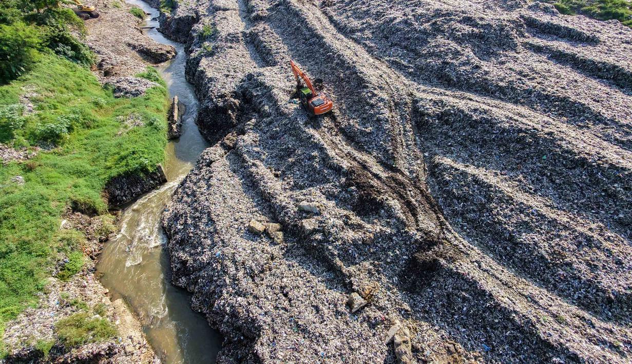 Kondisi aliran Kali Pesanggrahan yang menyempit di kawasan Pasir Putih, Depok, Jawa Barat, Senin (27/4/2026), setelah longsoran sampah dari Tempat Pembuangan Akhir (TPA) Cipayung menutup sebagian badan sungai. (merdeka.com/Arie Basuki)