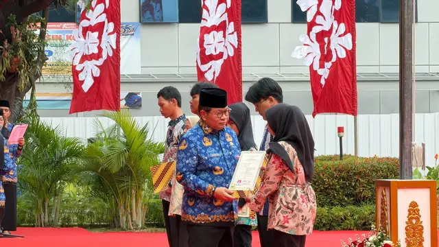 Gubernur DKI Jakarta Pramono Anung saat menyerahkan bantuan pemutihan ijazah tahap kedua tahun 2026. (Liputan6.com/Tisha Maulida)