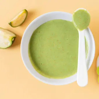 Puree alpukat memberikan manfaat yang cukup lengkap bagi bayi usia 8 bulan yang sedang membutuhkan tambahan energi dan nutrisi dari makanan pendamping. Salah satu keunggulan alpukat adalah kandungan lemak tak jenuhnya yang mendukung perkembangan otak. (foto/dok: freepik)