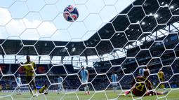 Dortmund mendominasi jalannya pertandingan. Mereka unggul dalam penguasaan bola dan kerap menebar ancaman di pertahanan Ulsan Hyundai. (AP Photo/Jeff Dean)