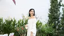 Gayanya begitu sederhana dalam balutan mini dress off-shoulder dengan aksen lengan yang menarik.Ia juga menambahkan aksesori untuk sempurnakan penampilannya. [Foto: Instagram/ Putri Hasibuan]