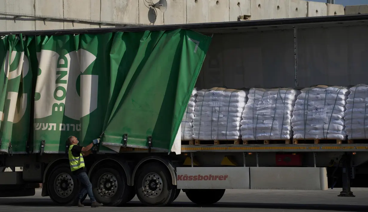 Truk bantuan kemanusiaan pertama tersebut membawa barang-barang menuju ke gudang-gudang Perserikatan Bangsa Bangsa (PBB) sebelum didistribusikan ke penduduk Gaza. (AP Photo/Leo Correa)