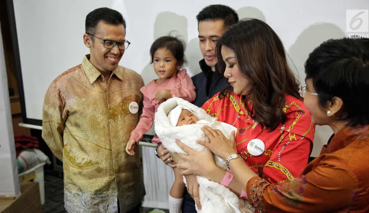 Artis Olla Ramlan bersama suaminya Aufar Hutapea memberikan keterangan kelahiran anak ke tiganya di RSUD Bunda Jakarta, Selasa (7/11). Olla Ramlan melahirkan bayi perempuan melalui persalinan cesar, 3 November 2017 lalu. (Liputan6.com/Faizal Fanani)