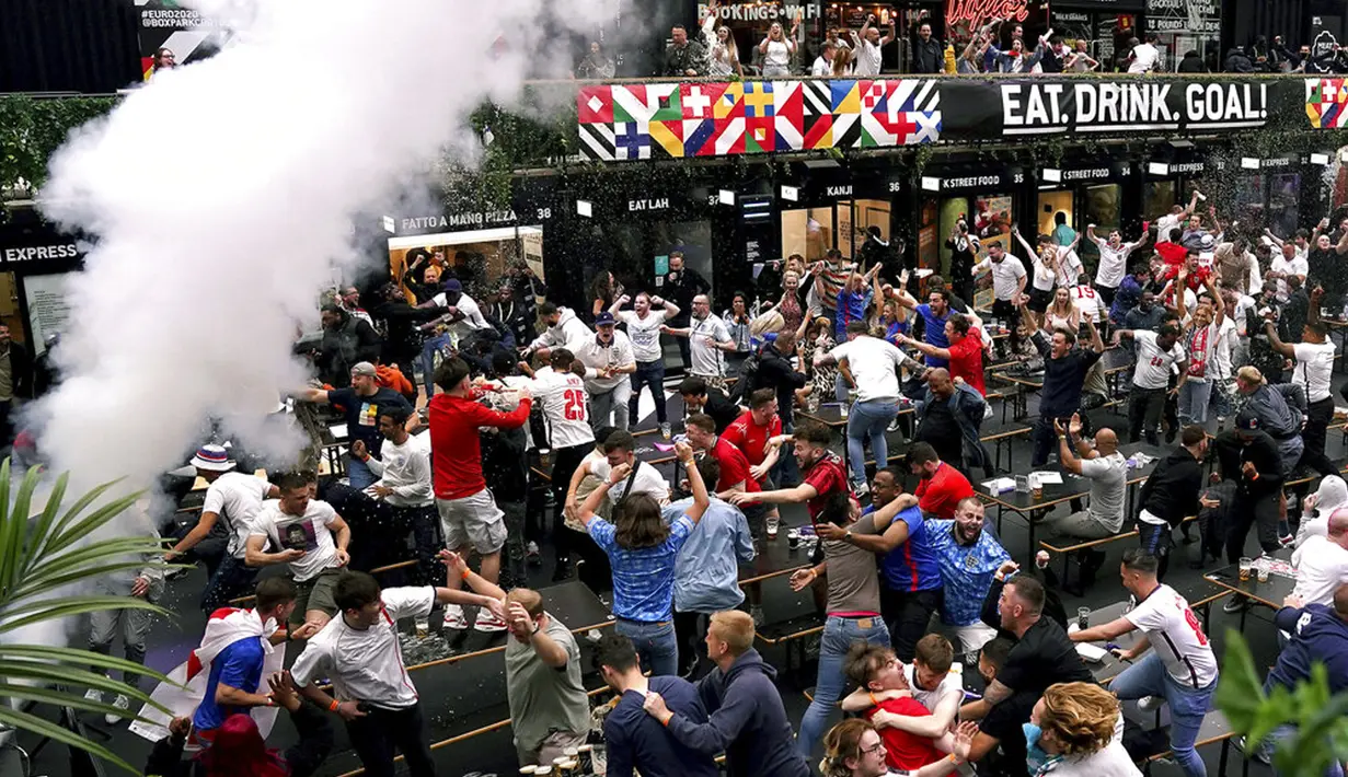 Suporter melakukan selebrasi saat menyaksikan pertandingan babak 16 besar Euro 2020 antara Inggris dan Jerman di BOXPARK Croydon, London, Inggris, Selasa (29/6/2021). Inggris menang 2-0. (Tess Derry/PA via AP)