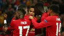 Pemain Manchester United Mason Greenwood (tengah) dipeluk teman-teman setimnya usai mencetak gol ke gawang Astana pada laga pertama Grup L Liga Europa di Old Trafford, Manchester, Inggris Kamis (19/9/2019). Manchester United menang 1-0 atas Astana. (AP Photo/Dave Thompson)