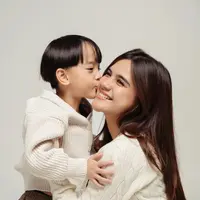 Audi Marissa menunjukkan betapa bahagia dirinya menjadi seorang ibu anak satu saat pemotretan [@audimarissa]