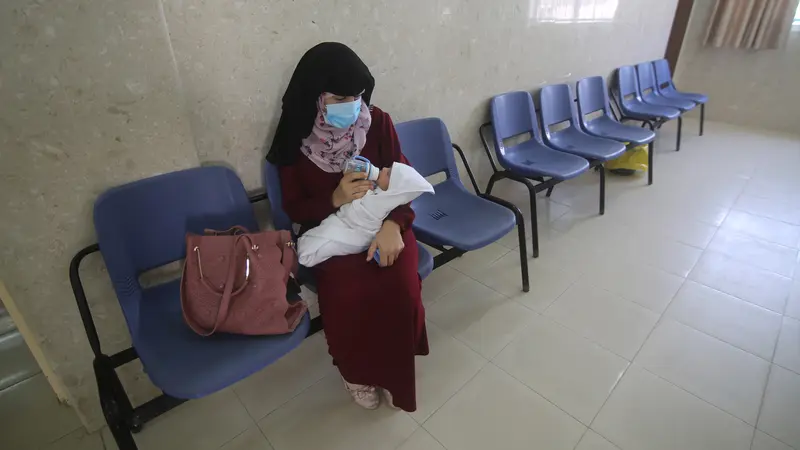 FOTO: Vaksinasi Bayi Palestina di Tengah Pemberlakuan Lockdown