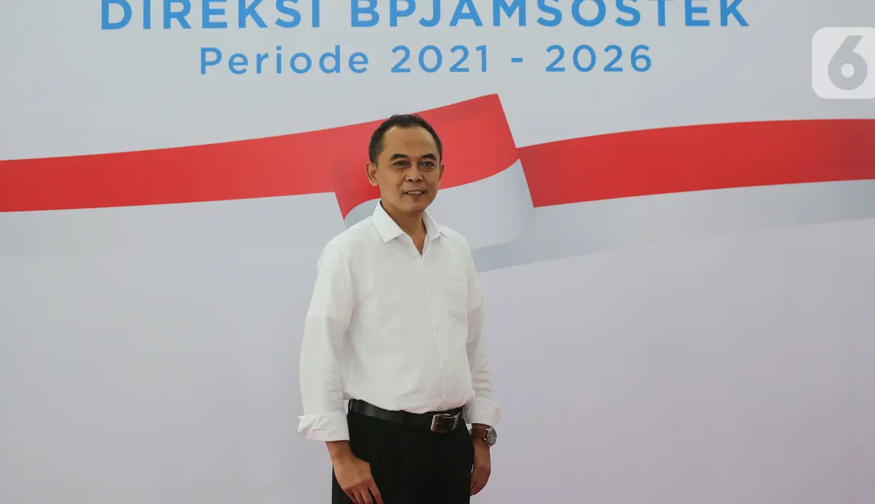 Direktur Umum dan SDM BP Jamsostek, Abdur Rahman Irsyadi berpose disela perkenalan jajaran direksi periode 2021-2026 di Plaza BP Jamsostek, Jakarta, Selasa (23/02/2021). (Liputan6.com/Fery Pradolo)
