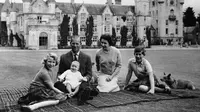 Dalam foto file September 1960 ini memperlihatkan Ratu Elizabeth Inggris, Pangeran Philip dan anak-anak mereka, Pangeran Charles (kanan), Putri Anne dan Pangeran Andrew, berpose untuk foto di halaman Kastil Balmoral, di Skotlandia. (AP Photo/File)