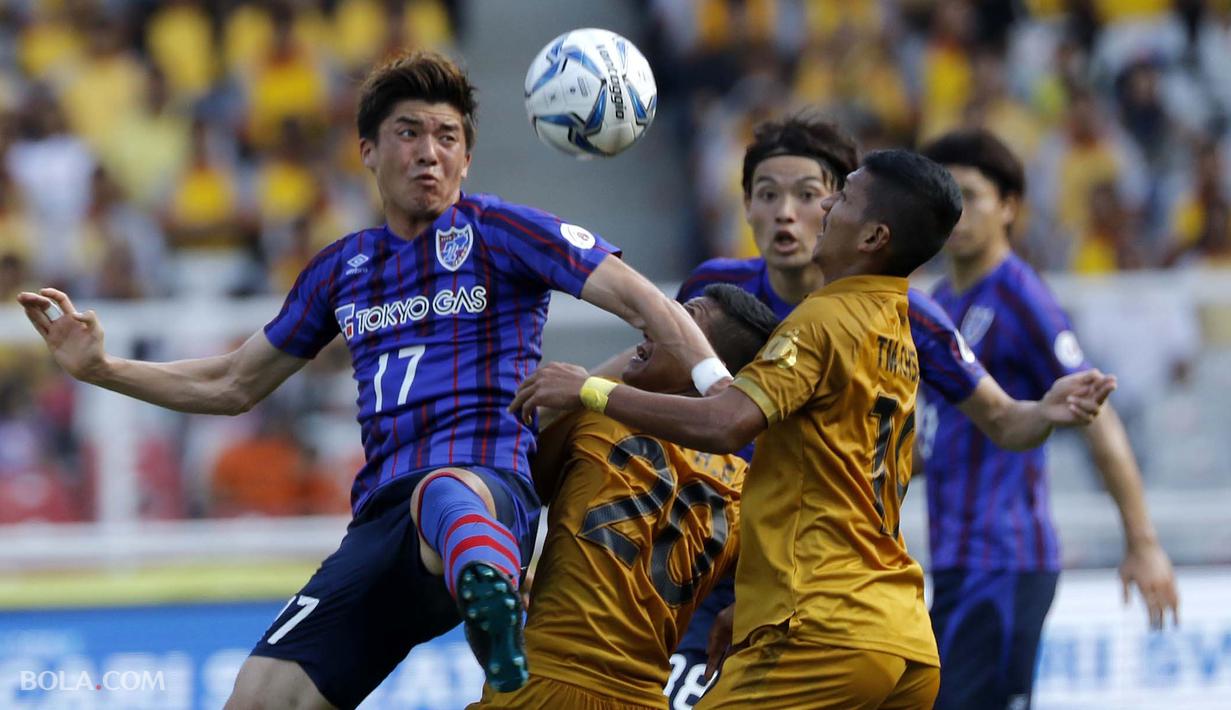 Barisan belakang asal  Bhayangkara FC berduel dengan Cayman Togashi dari FC Tokyo dalam laga persahabatan di Stadion Utama Gelora Bung Karno, Senayan Jakarta pada Sabtu (27/1/2018).  (Bola.com/Peksi Cahyo)