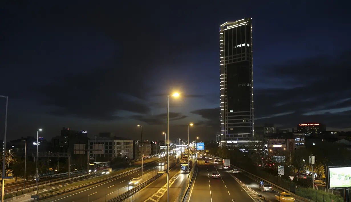 Pemandangan pusat Kota Istanbul, Turki, Senin (26/4/2021). Kebijakan lockdown akibat COVID-19 di Turki akan meliputi seluruh sisa bulan Ramadan hingga Lebaran 2021. (AP Photo/Emrah Gurel)