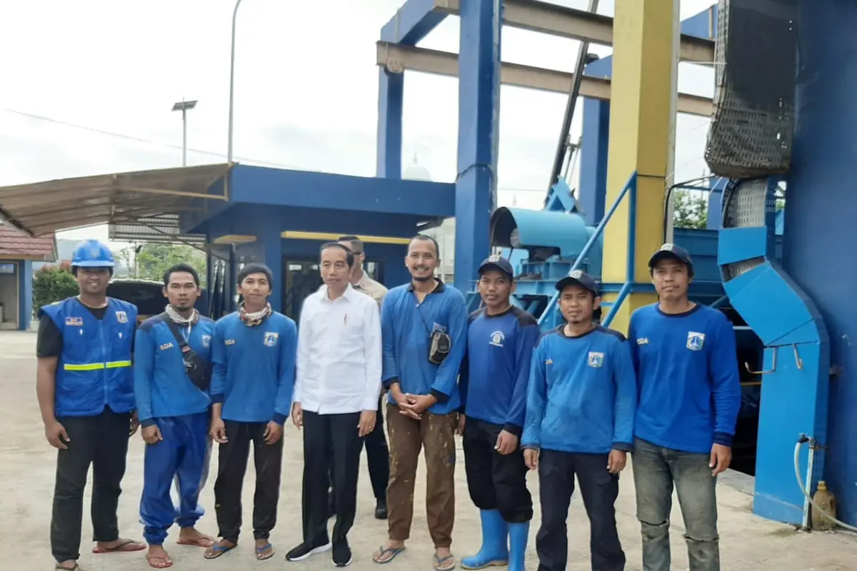 Presiden Jokowi saat meninjau Waduk Pluit, Jakarta, Jumat (3/1/2020). (Istimewa)
